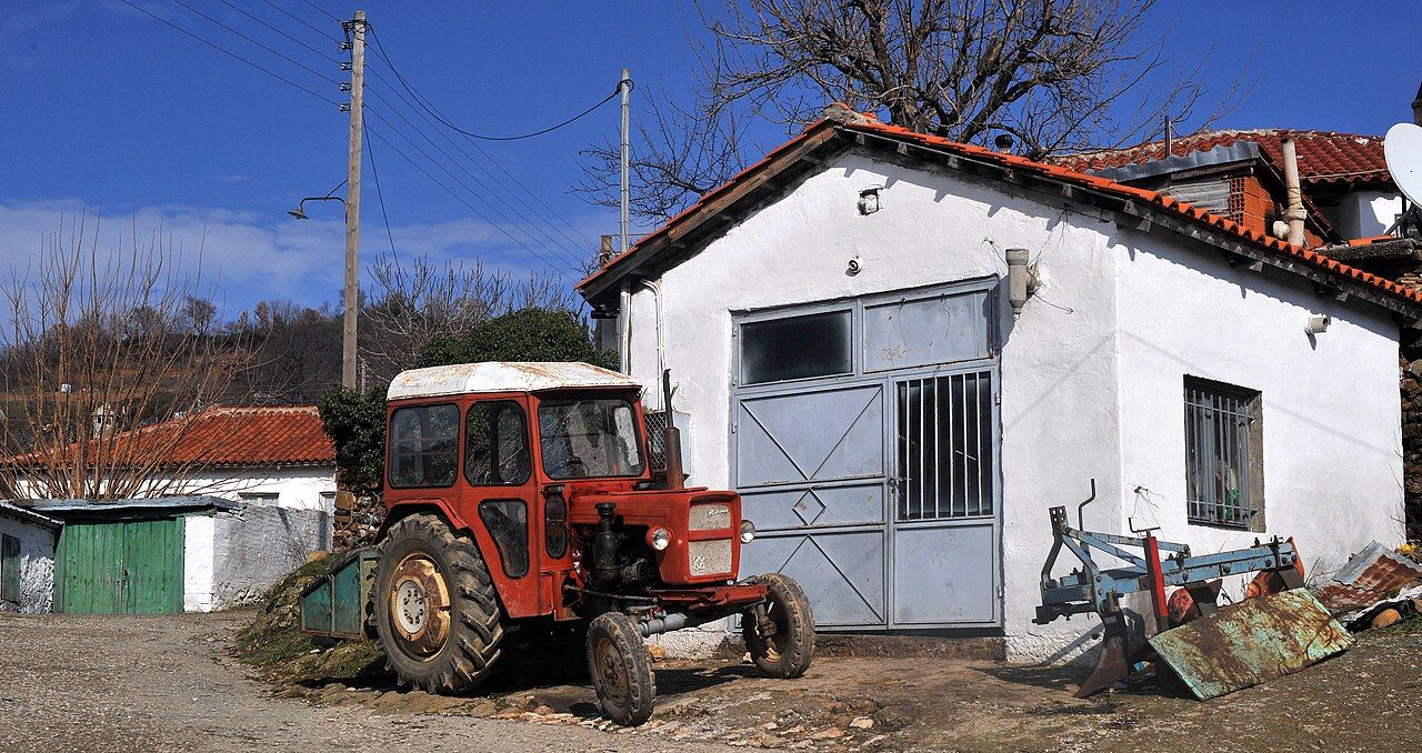 Παλιό τρακτέρ σε χωριό της Ροδόπης
